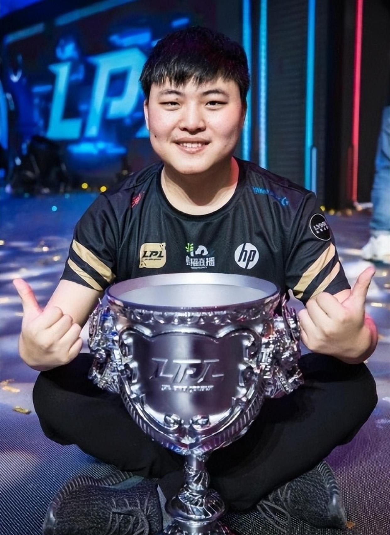 Uzi回归赛场,高光表现首场状态亮眼,澳大利亚队观众沸腾!的简单介绍 Uzi回归赛场,高光表现首场状态亮眼,澳大利亚队观众沸腾!的简单介绍